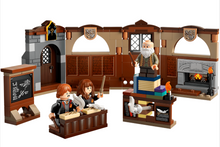 76442-C Hogwarts Castle: Charms Class